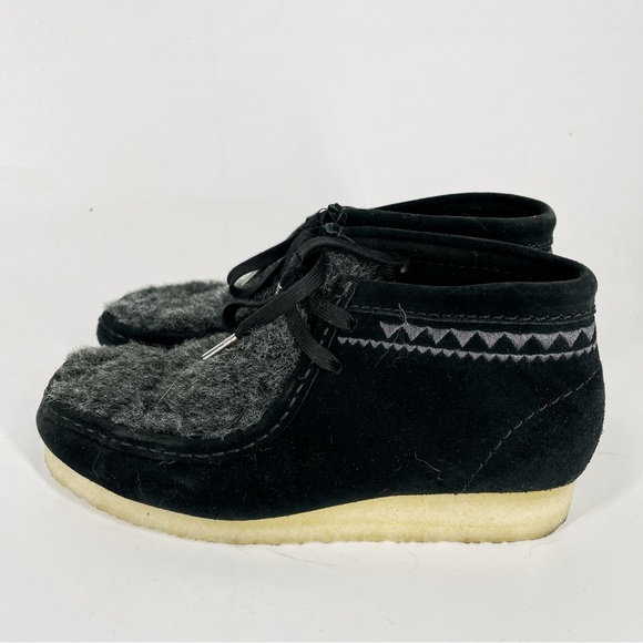 Clarks Wallabee Interest Embroidered Suede Fur Trim Moc Boots Lace Up Anthro - Picture 8 of 11